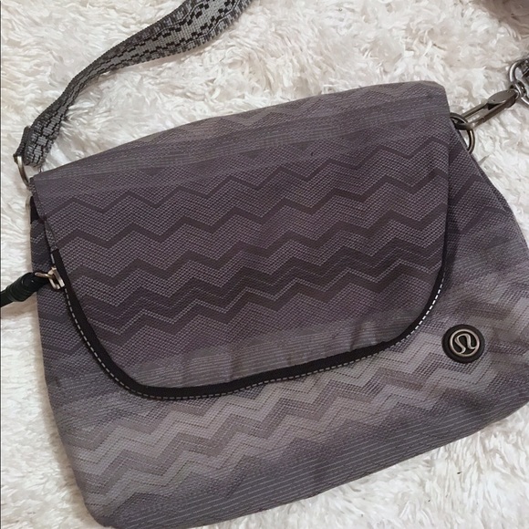 Party Om.  Lululemon festival crossbody - Picture 3 of 4